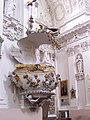 Metallist kõlaräästaga kivikantsel Vilniuse Peetruse ja Pauluse kirikus