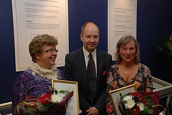 Mottagarna av Svenska Akademiens svensklärarpris 2014 Ingela Henrikson och Brita Malmcrona tillsammans med ständige sekreteraren Peter Englund.