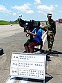 Visitor Operate FIM-92 Stinger Twin Launchers with Soldier 20130810a.jpg