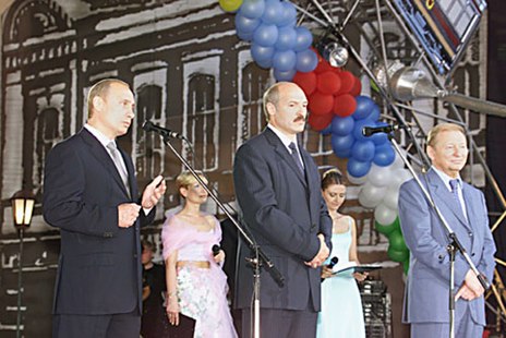 Alexander Lukashenko standing with Vladimir Putin and Leonid Kuchma at the Slavic Bazaar in Vitebsk in 2001