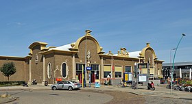 Das Bahnhofsgebäude und der Vorplatz (2012)