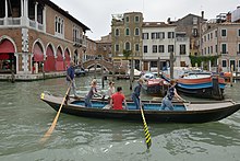 Vogatori sul Canal Grande con la Pescaria Venezia.jpg