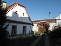 Čeština: Chalupa čp. 16 a brána statku čp. 4 ve Vojníkově. Okres Písek, Česká republika. English: Cottage no. 16 and gate of former farm no. 4 in Vojníkov village, Písek Distict, Czech Republic.