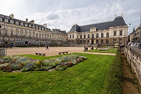 Plaza del Parlamento de Bretaña cerca del palacio del mismo nombre