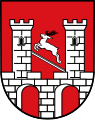 Stadt Hersbruck In Rot eine silberne Zinnenmauer mit zwei Bögen, besetzt mit zwei silbernen Zinnentürmen mit Fenstern, zwischen denen ein silberner Hirsch auf schrägem Brückenbalken hinauf springt.