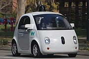 המכונית האוטונומית של גוגל Waymo אשר מותאמת לנהיגה ללא נהג