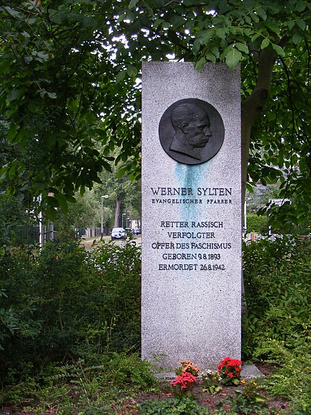 File:Werner-Sylten-Denkmal-01.jpg