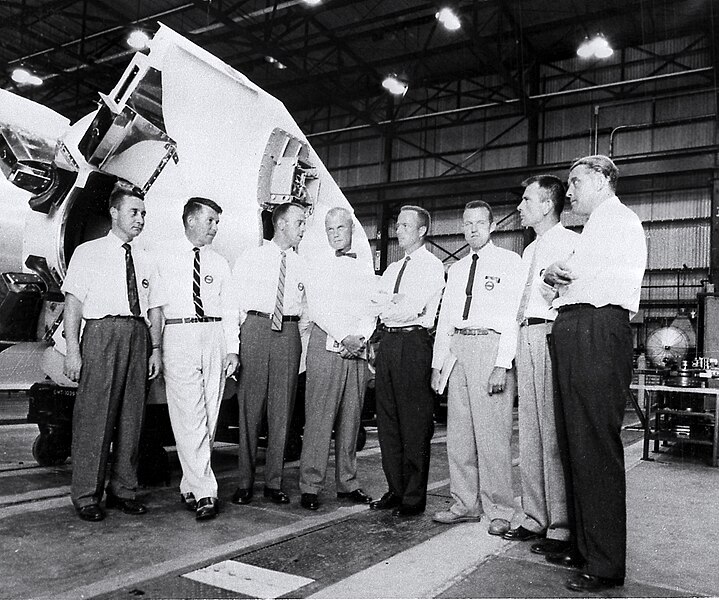 File:Wernher von Braun with the Mercury 7 Astronauts - 9611674.jpg