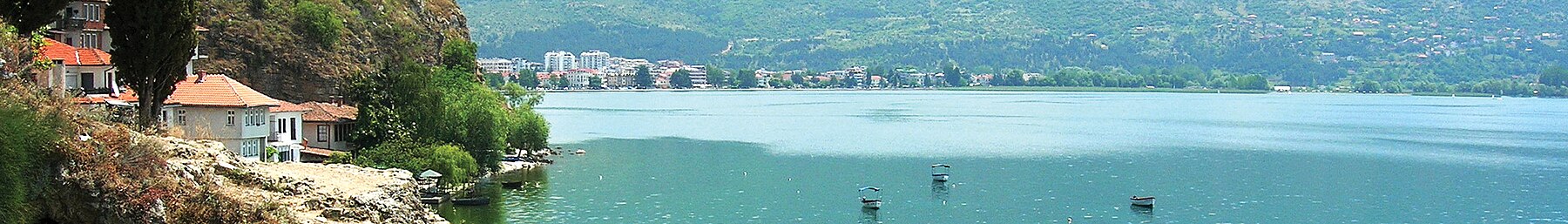 Lake Ohrid gesien vanaf Kaneo, 'n voorstad van Ohrid