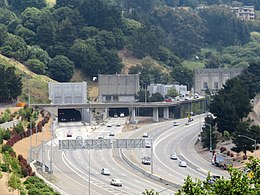 portails occidentaux du tunnel Caldecott, mai 2019.JPG