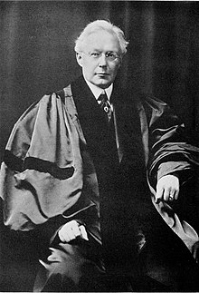 William Churchill Hammond dalam akademik robes.jpg