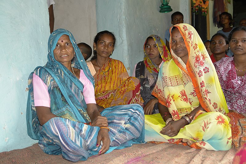 File:Women in adivasi village, Umaria district, India.jpg