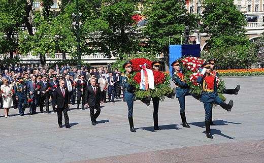 Wreath-laying ceremony at the Tomb of the Unknown Soldier 2016-05-09 01.jpg