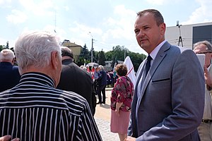 ראש עיריית וישקוב, גרגור נובוסילסקי (Grzegorz Nowosielski), נואם בטקס הסרת הלוט של הפסל לזכרו של וולסקי; וישקוב, 3 ביוני 2018