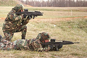テスト射撃中のアメリカ軍兵士 上がXM8 ベースライン・カービン（M320装着） 下がXM8 シャープシューター