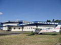 Deutsch: Die „Yokota Aviation“-Flugschule von der Start-/Landebahn aus gesehen English: View of Yokota Aviation Flying School from the runway