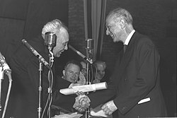 קרל פרנקנשטיין (מימין) מקבל את פרס ישראל לחינוך מידי שר החינוך זלמן ארן, 6 במאי 1965