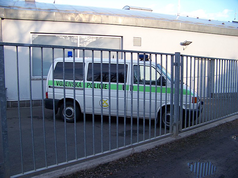 File:Čakovice, auto Vojenské policie.jpg