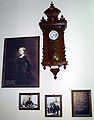 Niegdyś codziennie rano uczennice witała przełożona Jadwiga Reutt; obecnie w tym miejscu wisi zegar i jej portret