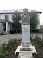 Bustul voievodului Ştefan cel Mare în faţa şcolii din Cotnari