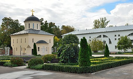 Храм священномученика Владимира Медведюка и новомучеников и исповедников Российских (слева)