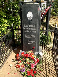 Могила (кенотаф) И.В.Джугашвили (Сталина) на Арском кладбище Казани.JPG