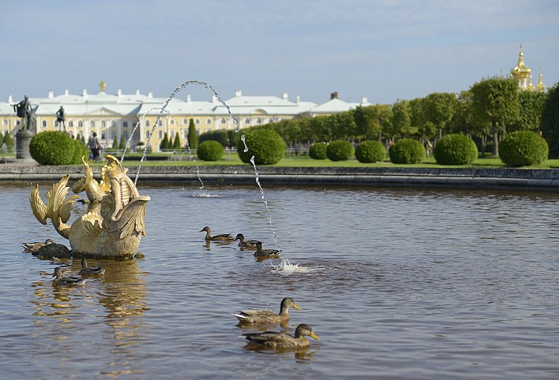 File:Петергоф,-верхний-сад-фонтан.jpg