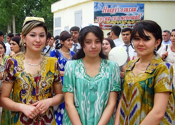 Таджиков отправляют на родину. Узбекские женщины. Таджикские женщины. Одежда Таджикистана. Таджички в России.