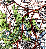 Участок карты, показывающий Сутормино в конце 1990-х годов. На карте изображена объездная дорога, проложенная по полю напротив деревни, и введённая в эксплуатацию в 1997 году.