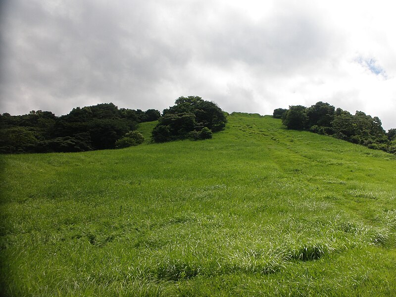 File:基山山頂部土塁1.JPG