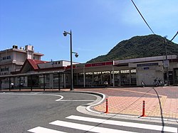 2008年7月時点の駅舎。売店は「ハート・イン」である。