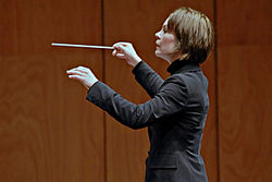 Susanna Mälkki johtaa Ensemble InterContemporainia Torinon Palavelassa vuonna 2008.