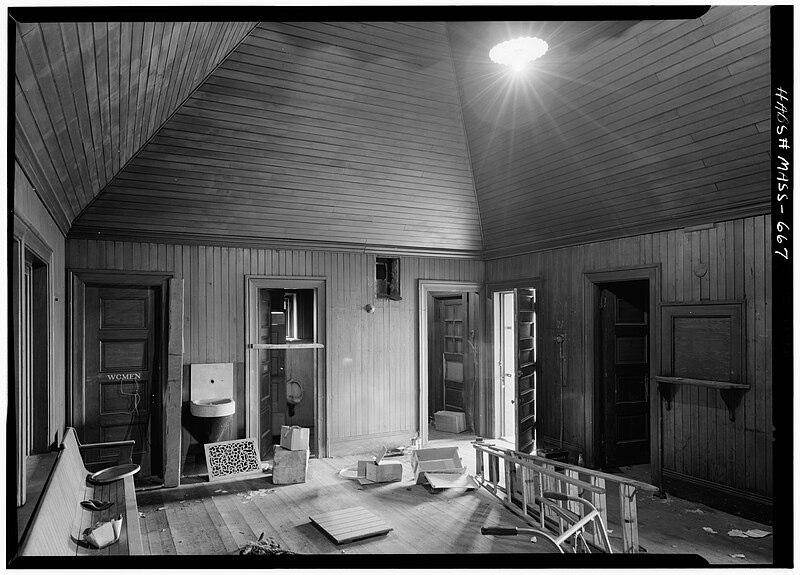 File:1886 Woodland station interior in 1959.jpg
