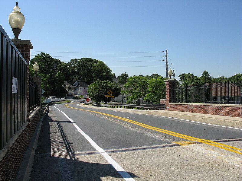 File:2008 05 29 - Bowie - MD564 over CSX 2.JPG