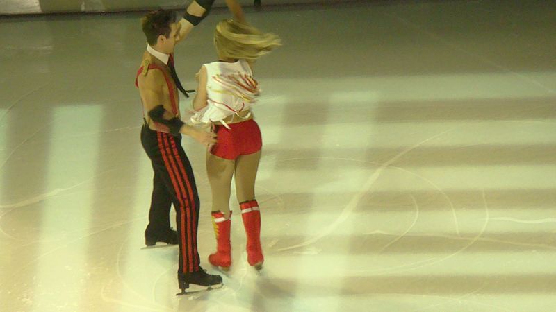 File:2011 - Dancing on Ice (Manchester Evening News Arena) Colin Ratushniak & Laura Hamilton (5677401449).jpg