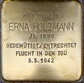 File:2013-05-08 Stolperstein-Verlegung für Erna Holzmann 01.JPG