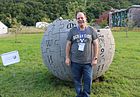 English: Wikimedia CEE Meeting 2016, Dilijan, Armenia – Wikipedia monument. Čeština: Wikimedia CEE Meeting 2016 v Dilidžanu v Arménii – odhalení památníku Wikipedii