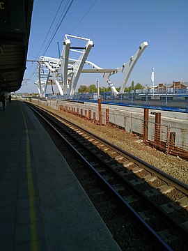 Marquises de la nouvelle gare, en cours d'installation.