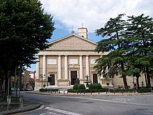 Neoclassical facade. 270TolentinoCattedrale.JPG