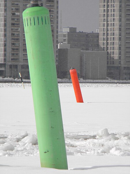 File:2 lateral and 2 cardinal marks in front of Helsinki in winter.jpg