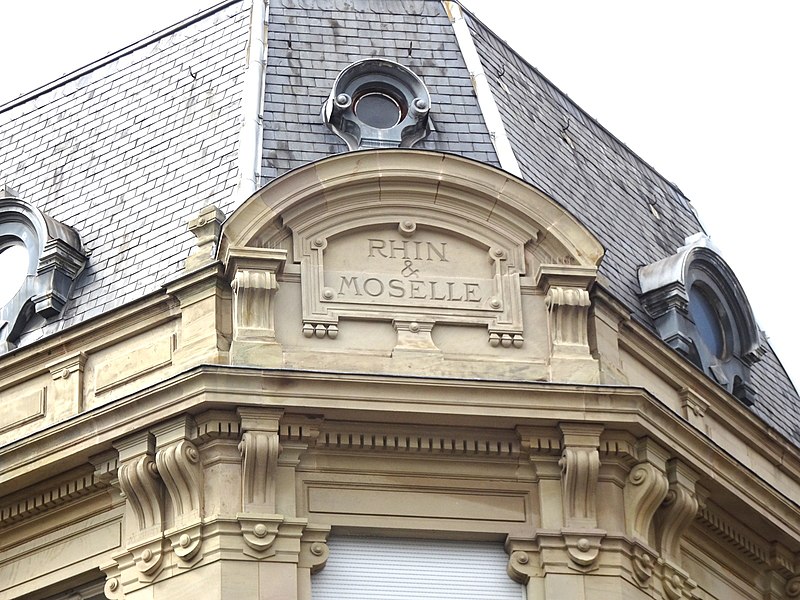 File:5, rue du Maréchal Joffre, Strasbourg, 2019, fronton d'angle avec inscription.jpg