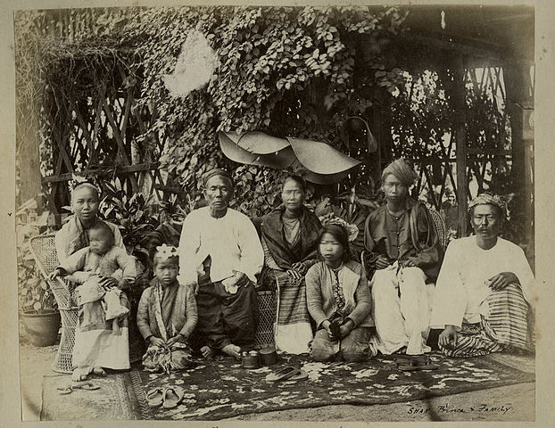 622px-A_Burmese_family_in_the_1880s.JPG (622×480)