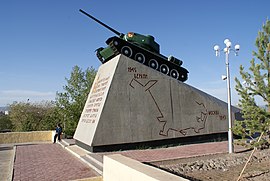 Ulan Bator.jpg'de T-34-85 tankına sahip bir anıt