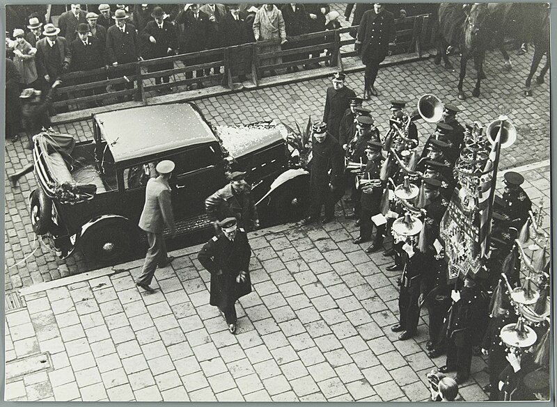 File:Aankomst op het stadhuis te Rotterdam, de huldiging ter ere van de behaalde prijzen in de, SFA001001311 01.jpg