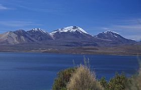 De Acotango in het midden omlijst door de Humarata aan de linkerkant en de Cerro Capurata aan de rechterkant.