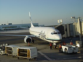 Boeing 737-900 Alaska Airlines в Международном аэропорту Окленда. Компания стала первым оператором данного типа самолётов