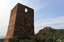 Foto de torre arruinada com três pisos de altura.