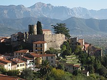 Il borgo e il castello di Ameglia. Sullo sfondo le Alpi Apuane.