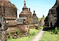 Umgebende Stupas und rechts Ratanabon