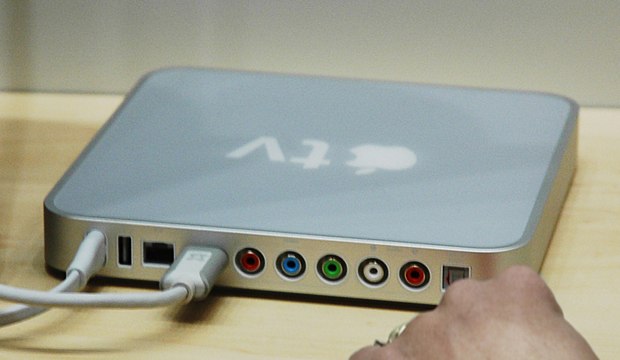 Apple TV（第1世代）の背面。電源、ファームウェアアップデート用のUSB、イーサーネット、HDMI、コンポーネントビデオとオーディオ、オプティカルを含む背面コネクタ